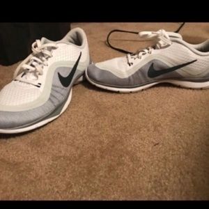 Nike 9.5 tennis shoes